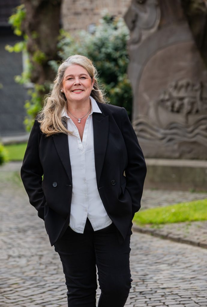 Cordula Ahlers auf dem Lindlarer Kirchplatz